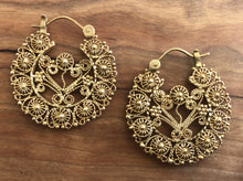 Load image into Gallery viewer, Round filigree earrings